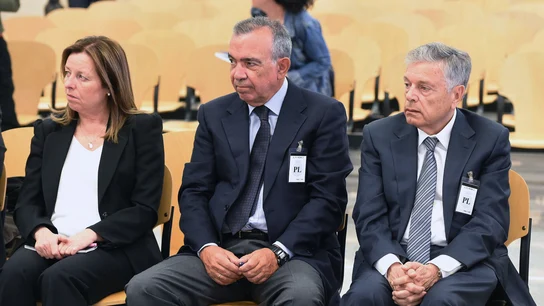 El expresidente de la Caja de Ahorros del Mediterráneo (CAM) Modesto Crespo (d), y los ex directores generales, Roberto López Abad (c) y María Dolores Amorós (i) El expresidente de la Caja de Ahorros del Mediterráneo (CAM) Modesto Crespo (d), y los ex directores generales, Roberto López Abad (c) y María Dolores Amorós (i)