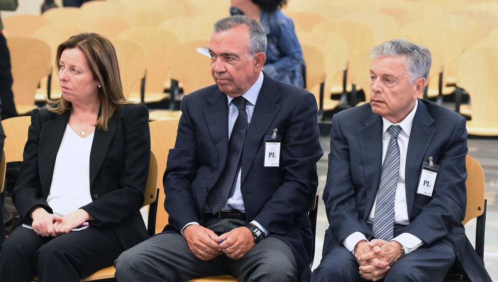 El expresidente de la Caja de Ahorros del Mediterráneo (CAM) Modesto Crespo (d), y los ex directores generales, Roberto López Abad (c) y María Dolores Amorós (i)