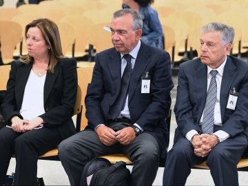 El expresidente de la Caja de Ahorros del Mediterráneo (CAM) Modesto Crespo (d), y los ex directores generales, Roberto López Abad (c) y María Dolores Amorós (i) El expresidente de la Caja de Ahorros del Mediterráneo (CAM) Modesto Crespo (d), y los ex directores generales, Roberto López Abad (c) y María Dolores Amorós (i)