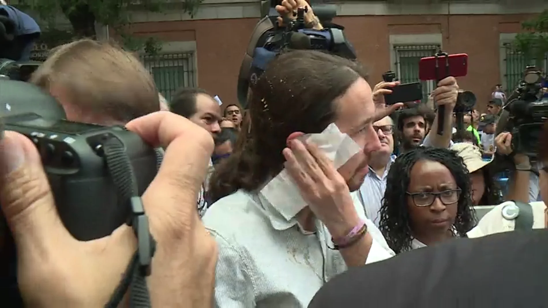 Un huevo lanzado por un manifestante impacta en uno de los representantes del sector y salpica a Pablo Iglesias