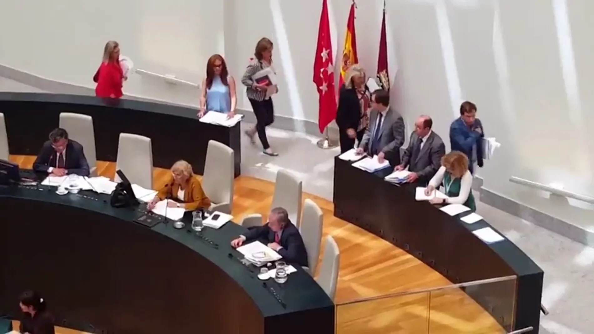 Frame 26.03669 de: El Partido Popular abandona el pleno del Ayuntamiento después de que un concejal de Ahora Madrid les llamara "ladrones"