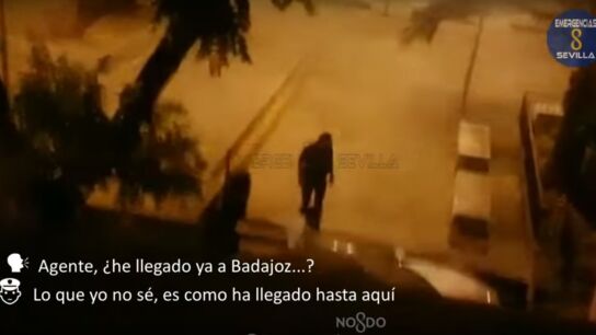 Un agente detiene a un conductor ebrio