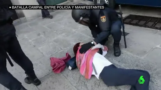 Una mujer en el suelo y un agente Una mujer en el suelo y un agente