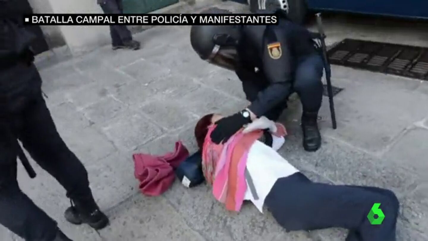 Una mujer en el suelo y un agente