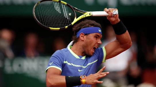 Rafa Nadal golpea la bola en su partido contra Haase Rafa Nadal golpea la bola en su partido contra Haase