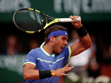 Rafa Nadal golpea la bola en su partido contra Haase Rafa Nadal golpea la bola en su partido contra Haase