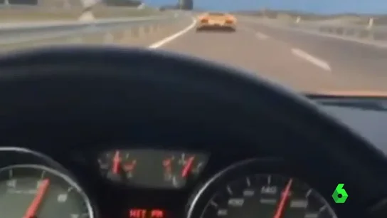 Joven conduciendo a más de 200 kilómetros por hora Joven conduciendo a más de 200 kilómetros por hora