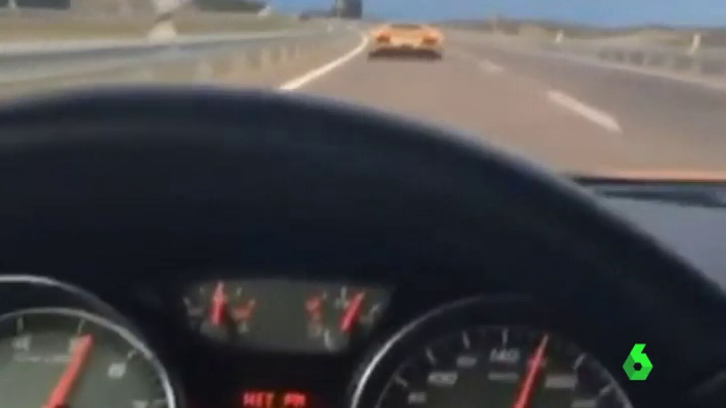 Joven conduciendo a m&aacute;s de 200 kil&oacute;metros por hora