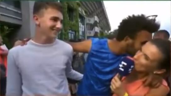 Maxime Hamou acosa a una periodista en Roland Garros