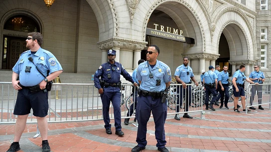 Agentes frente al Hotel Trump International Agentes frente al Hotel Trump International