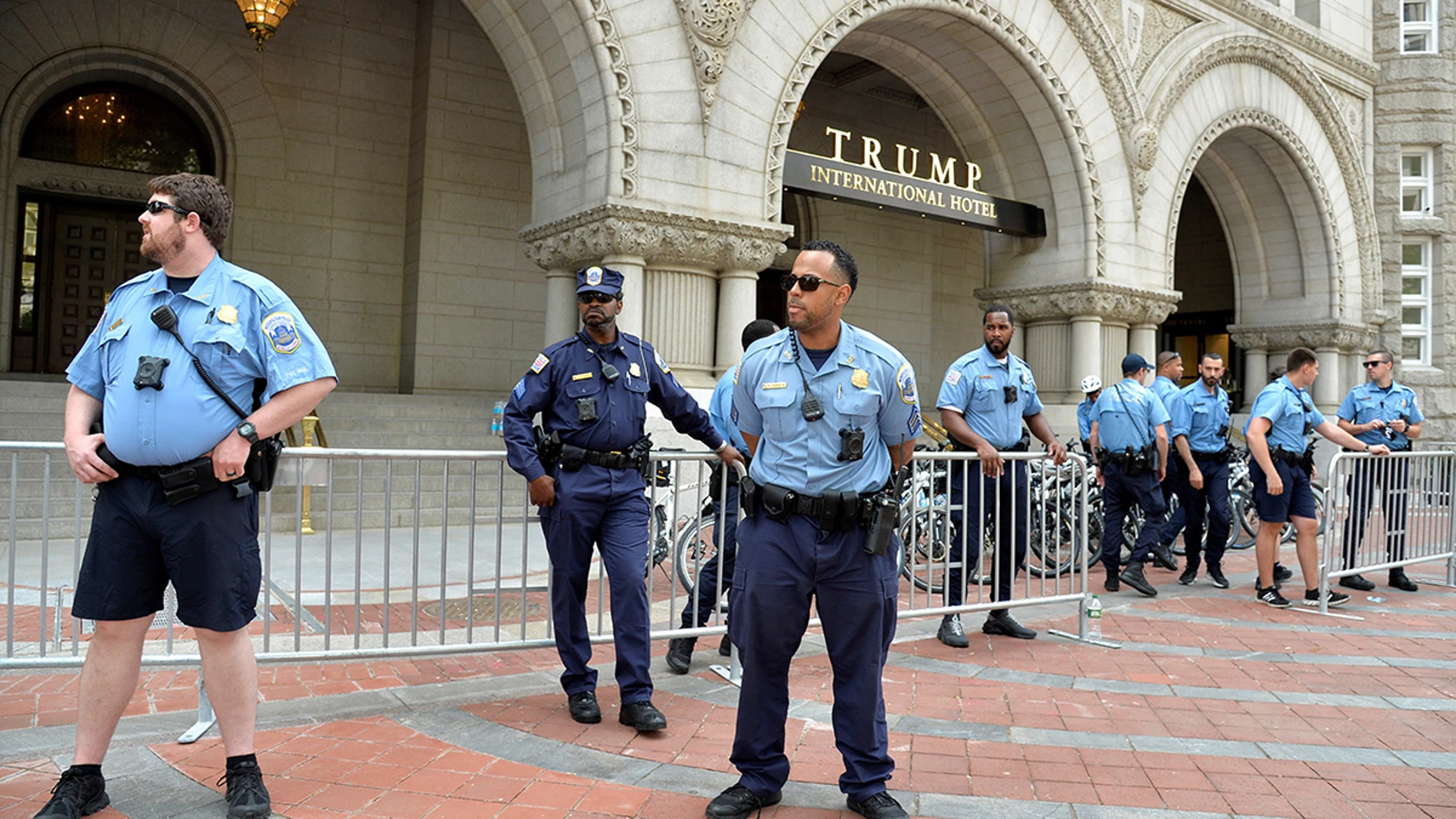 Agentes frente al Hotel Trump International
