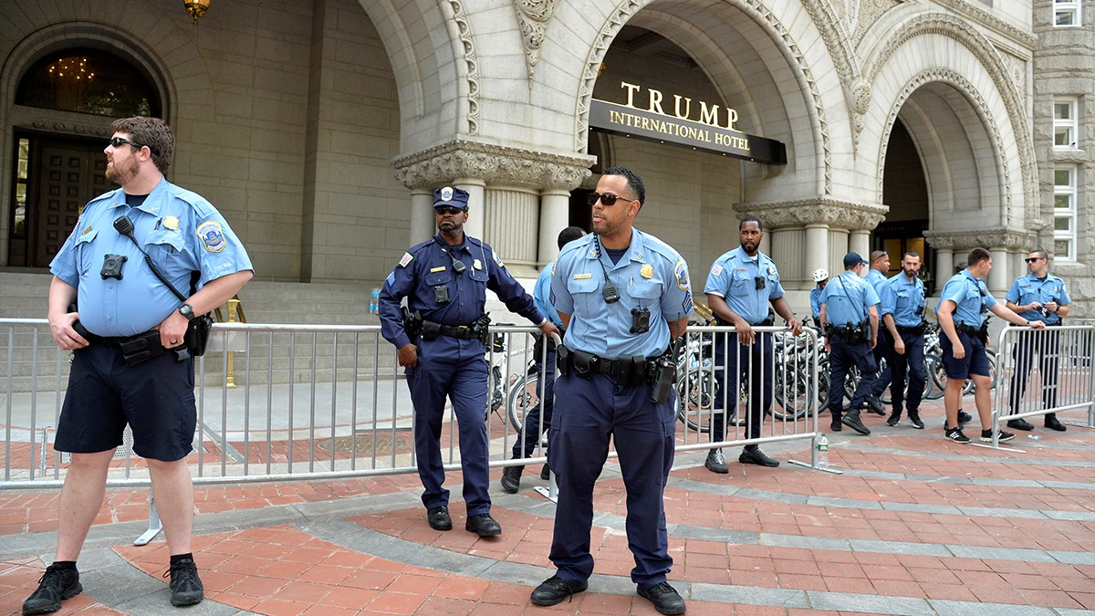 Agentes frente al Hotel Trump International