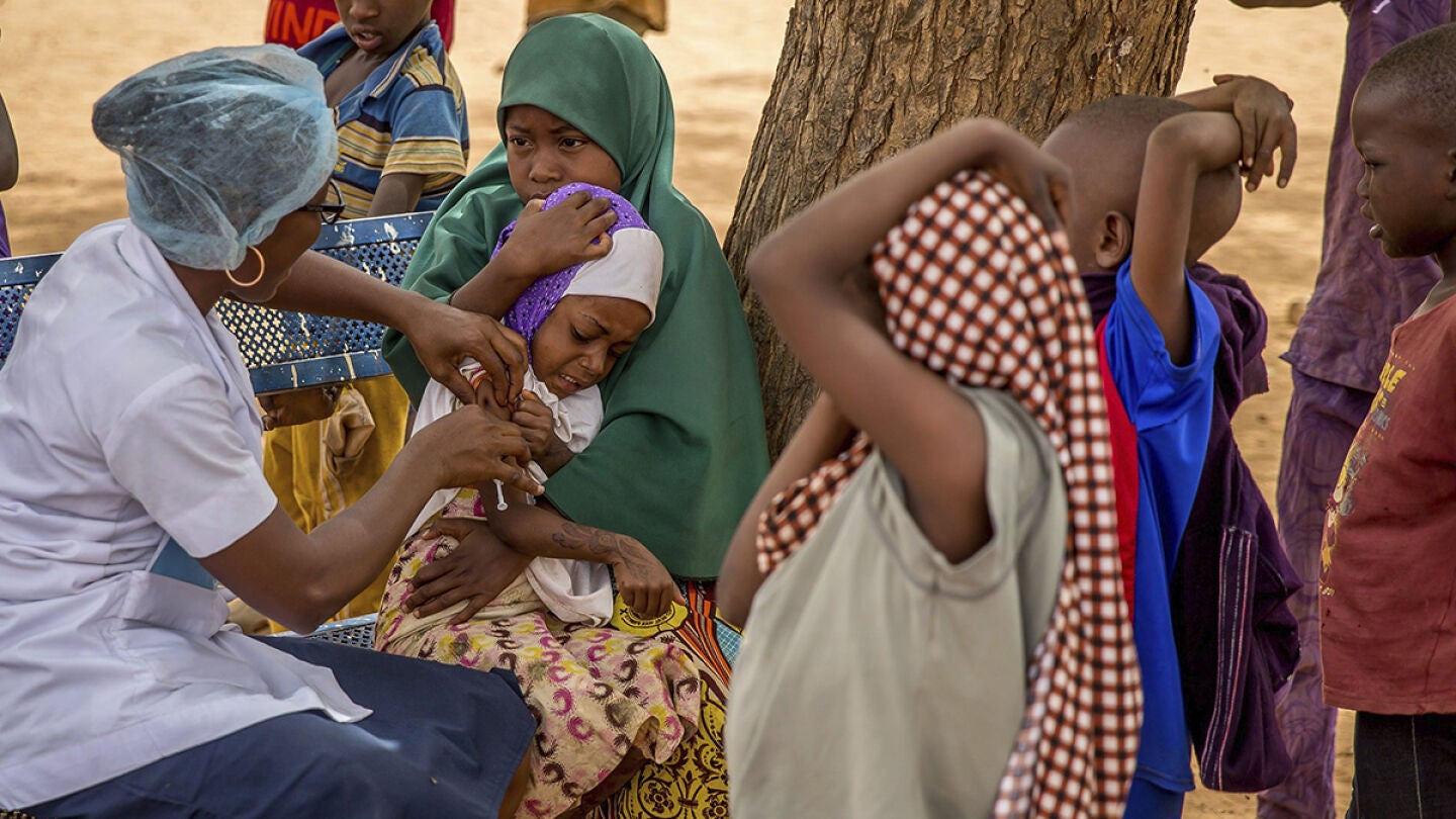 Una enfermera vacuna a un grupo de ni&ntilde;os en Nigeria contra la meningitis