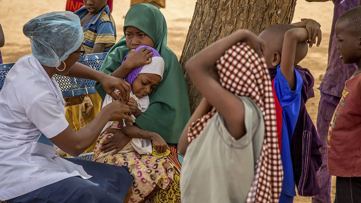 Una enfermera vacuna a un grupo de niños en Nigeria contra la meningitis Una enfermera vacuna a un grupo de niños en Nigeria contra la meningitis