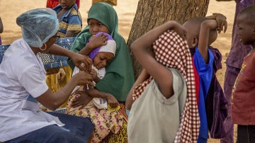 Una enfermera vacuna a un grupo de niños en Nigeria contra la meningitis
