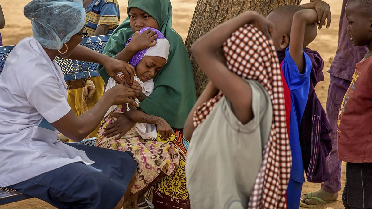 Una enfermera vacuna a un grupo de niños en Nigeria contra la meningitis