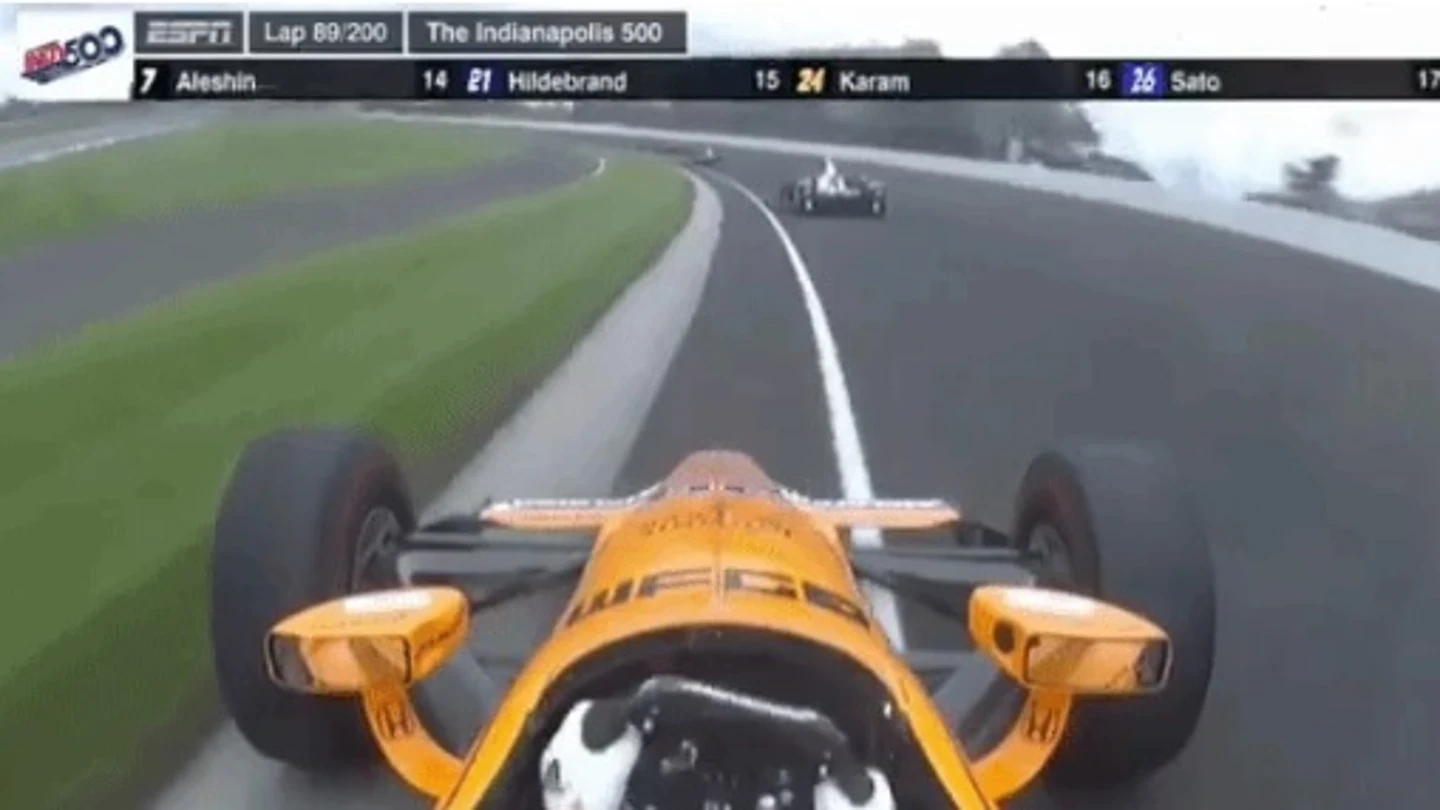 Fernando Alonso realiza una gran maniobra para evitar un accidente Fernando Alonso realiza una gran maniobra para evitar un accidente