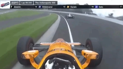 Fernando Alonso realiza una gran maniobra para evitar un accidente Fernando Alonso realiza una gran maniobra para evitar un accidente