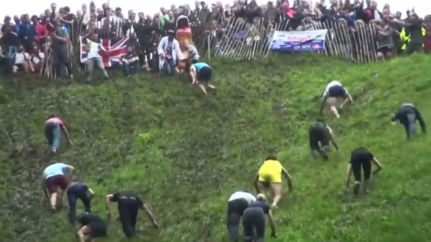 Frame 101.353478 de: As&iacute; es la famosa carrera del queso colina abajo en Glouster: 180 a&ntilde;os de una peligrosa tradici&oacute;n 