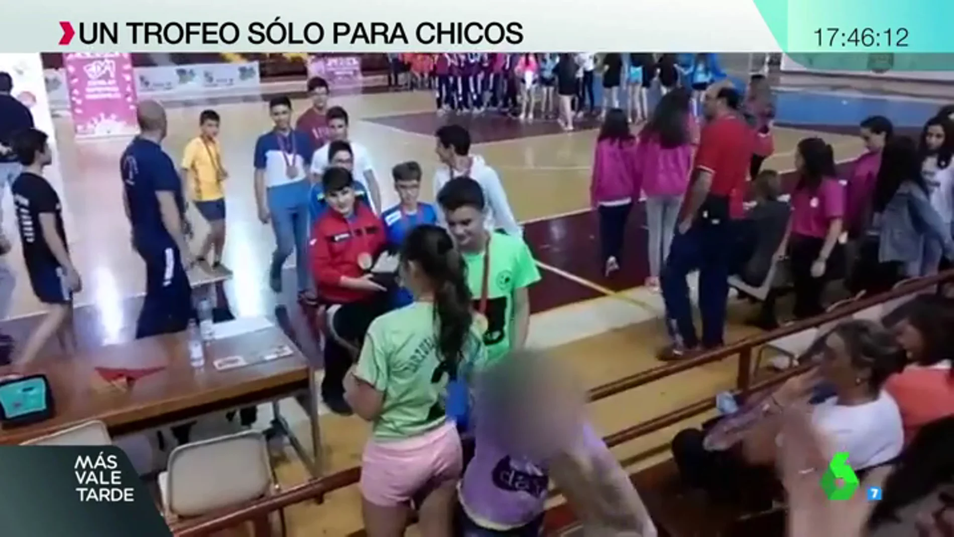 Frame 9.432514 de: Castilla y León impide a una niña jugar en un equipo de fútbol masculino tras una queja por "alineación indebida"