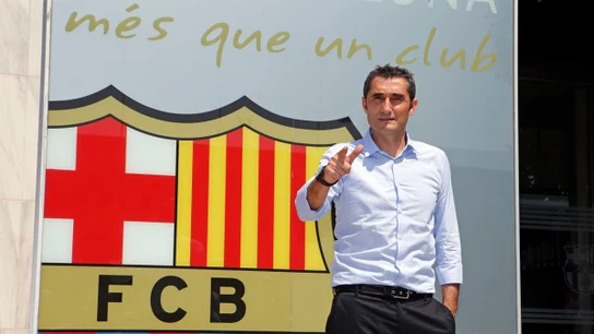 Ernesto Valverde posa con el escudo del Barcelona Ernesto Valverde posa con el escudo del Barcelona