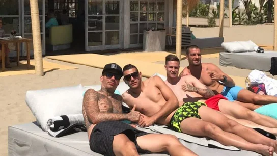 Theo Hernández junto a sus compañeros en la playa Theo Hernández junto a sus compañeros en la playa