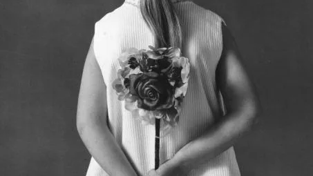 Una niña de espalda con una flor Una niña de espalda con una flor