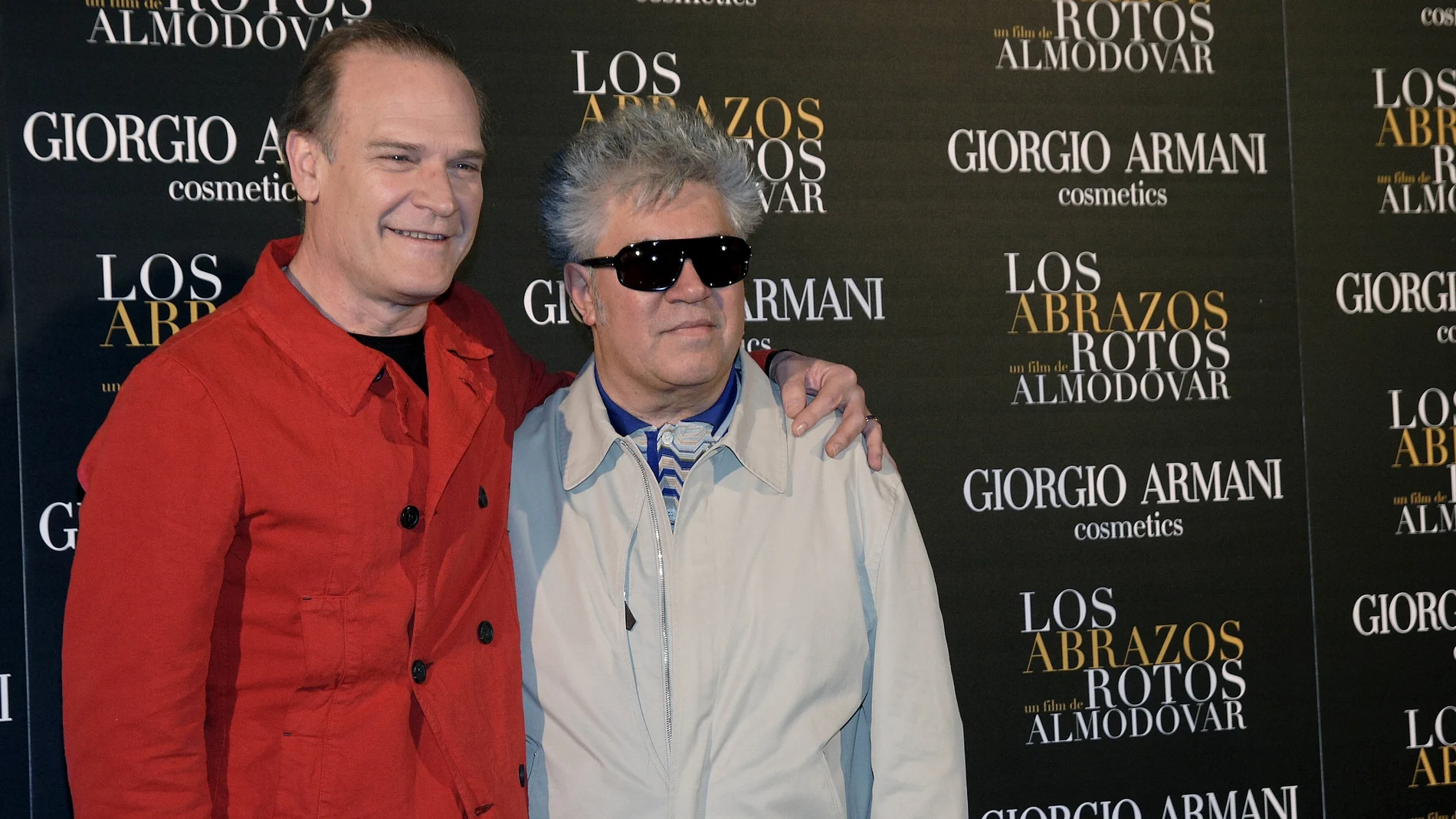 Lluís Homar con Pedro Almodóvar en la promoción de 'los abrazos rotos'