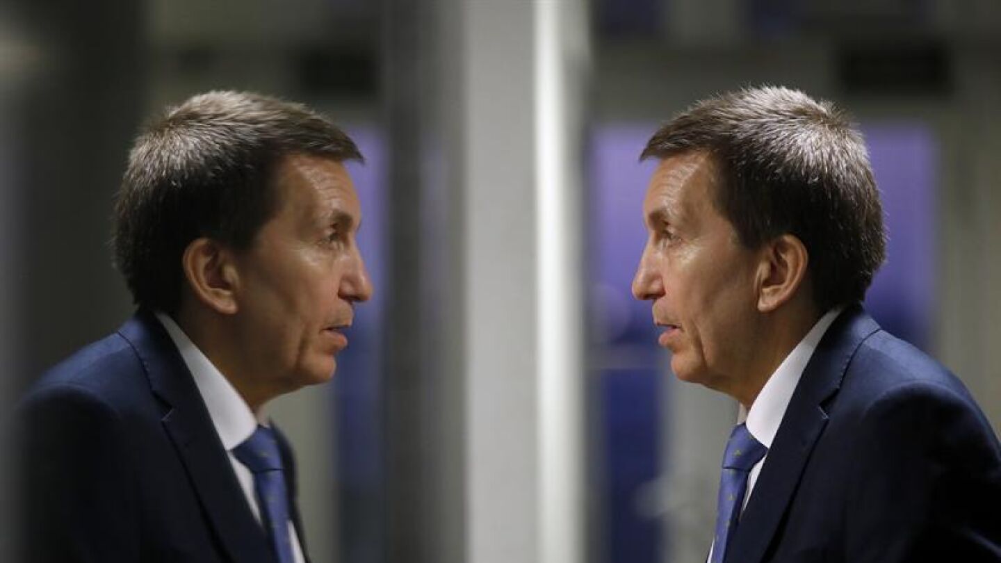 Manuel Moix reflejado en un espejo