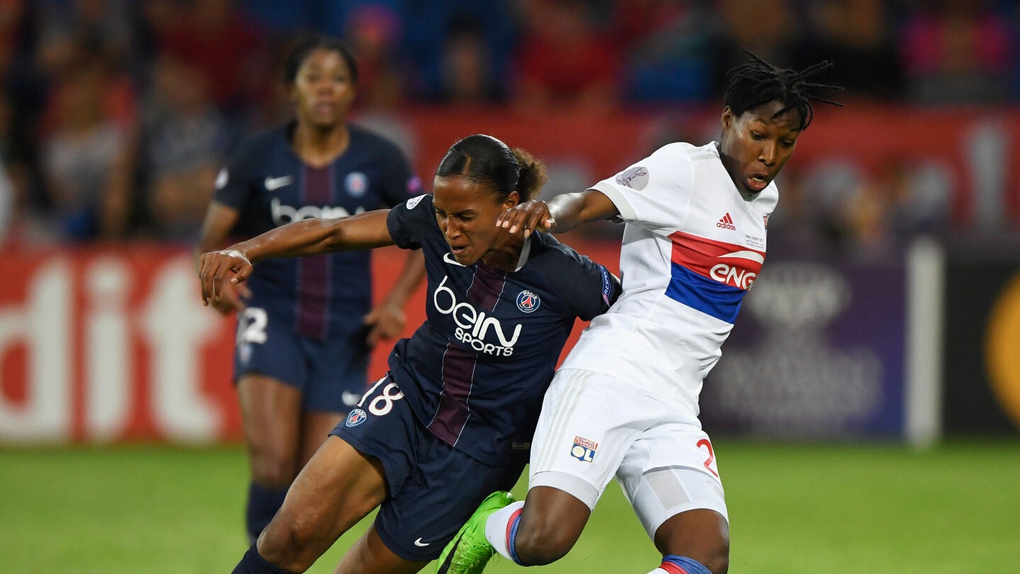 Kadeisha Buchanan y Marie-Laure Delie pugnan por el bal&oacute;n