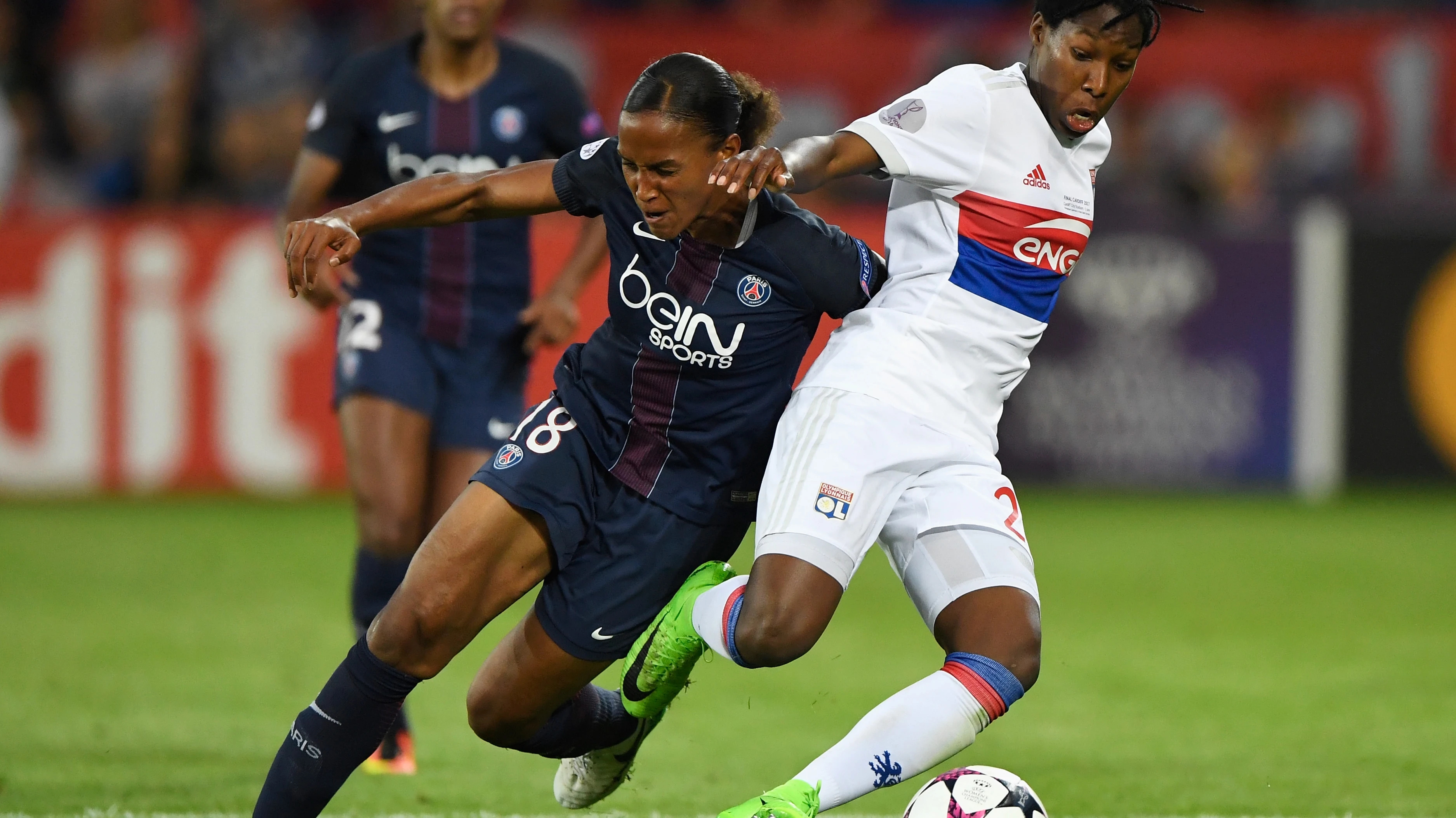 Kadeisha Buchanan y Marie-Laure Delie pugnan por el balón