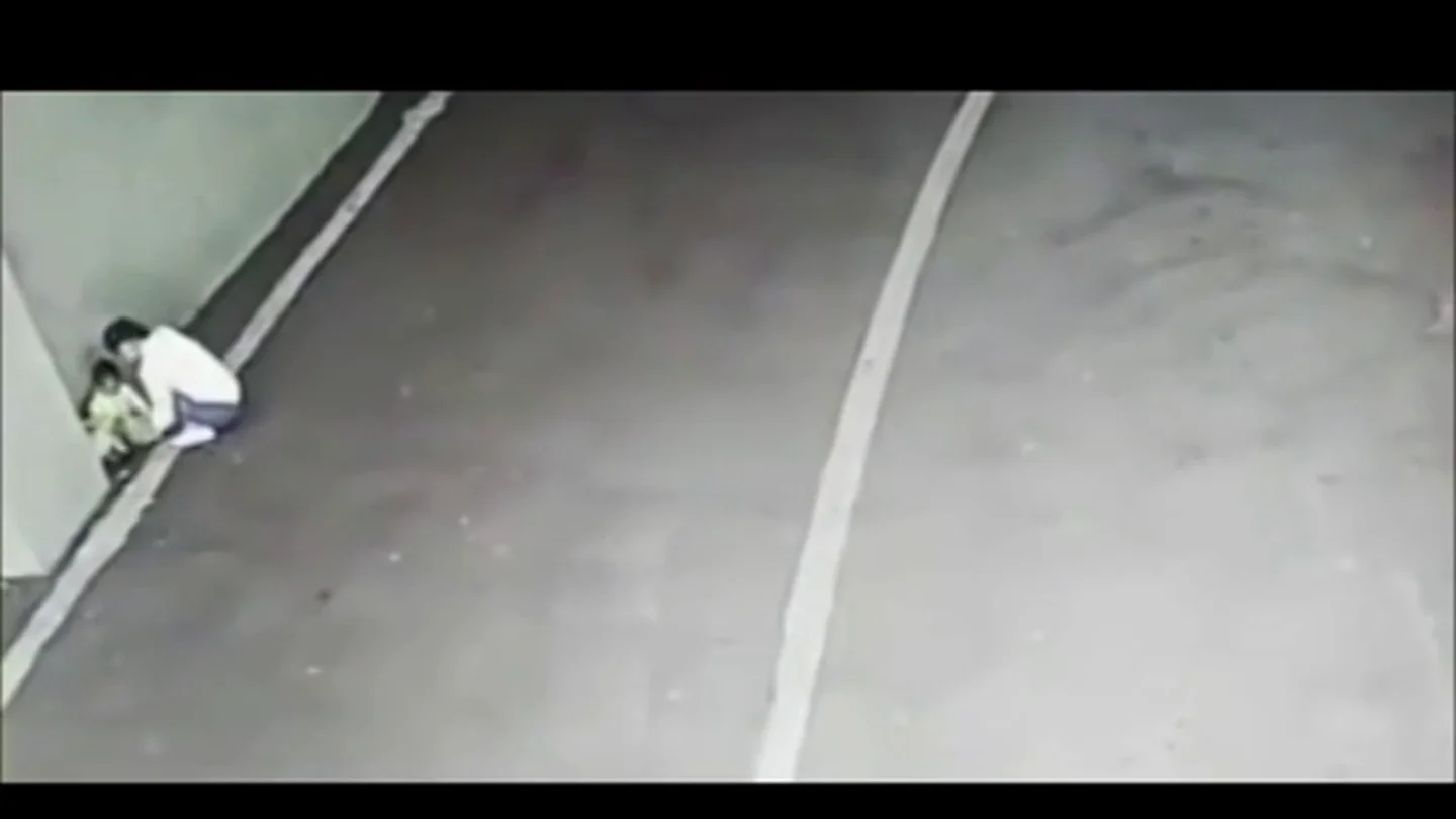 Una madre abandona a su hijo en China Una madre abandona a su hijo en China