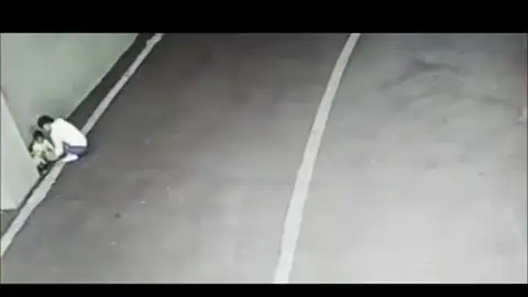 Una madre abandona a su hijo en China Una madre abandona a su hijo en China