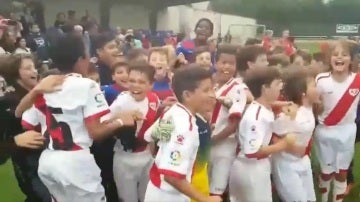 Los alevines del Rayo celebran el trofeo junto a sus rivales de la final