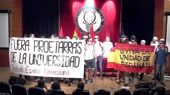 15 jóvenes irrumpen un acto de César Strawberry y los titiriteros de 'Gora Alka-Eta' 15 jóvenes irrumpen un acto de César Strawberry y los titiriteros de 'Gora Alka-Eta'