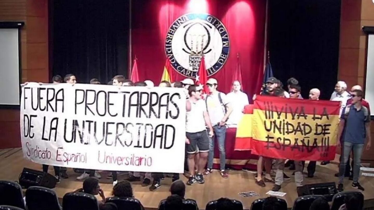 15 j&oacute;venes irrumpen un acto de C&eacute;sar Strawberry y los titiriteros de 'Gora Alka-Eta'