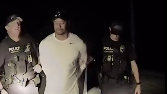 Frame 13.542838 de: El vídeo de la detención de Tiger Woods: aturdido, descalzo, sin contestar a los agentes... Frame 13.542838 de: El vídeo de la detención de Tiger Woods: aturdido, descalzo, sin contestar a los agentes...