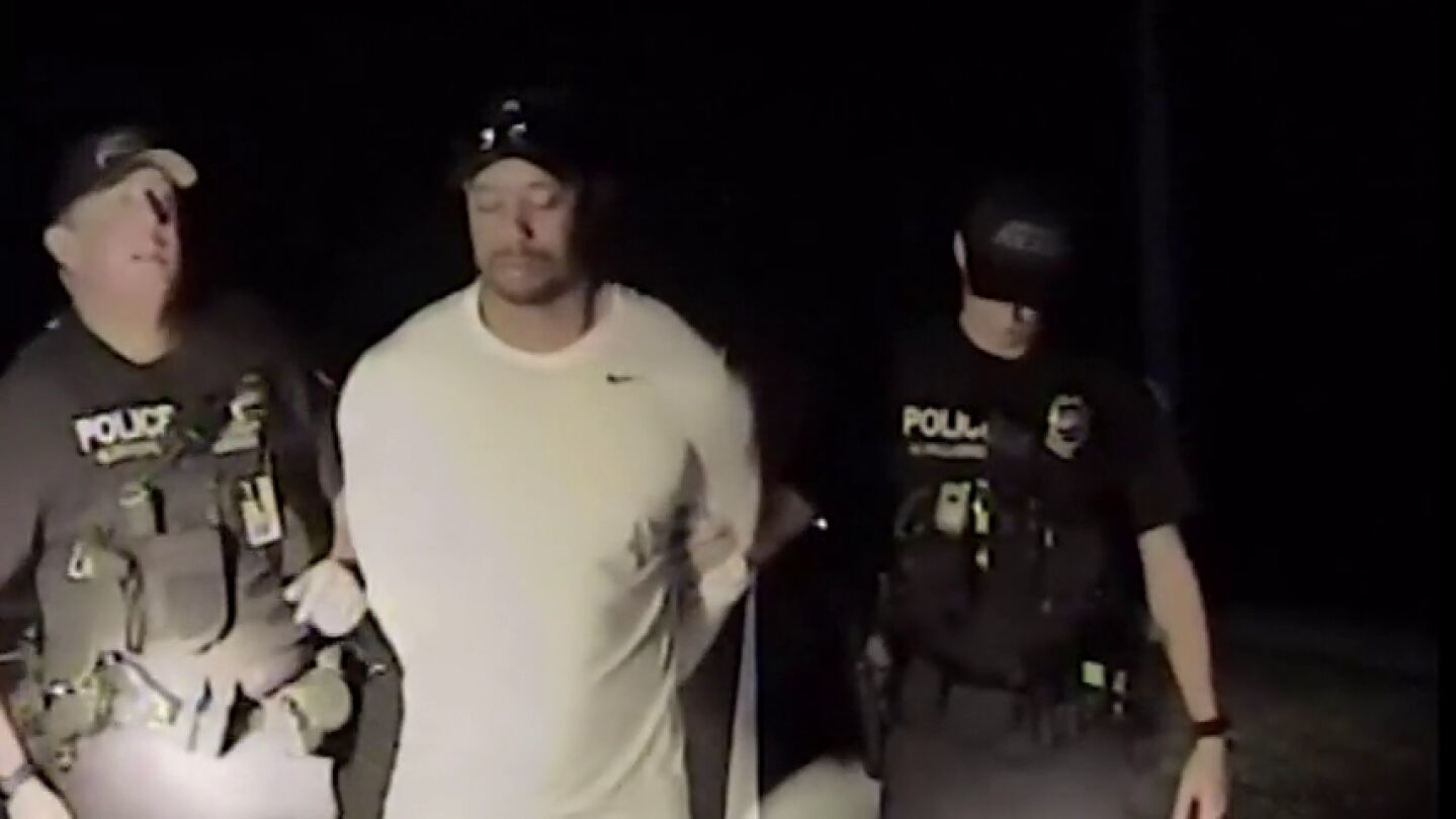 Frame 13.542838 de: El v&iacute;deo de la detenci&oacute;n de Tiger Woods: aturdido, descalzo, sin contestar a los agentes...