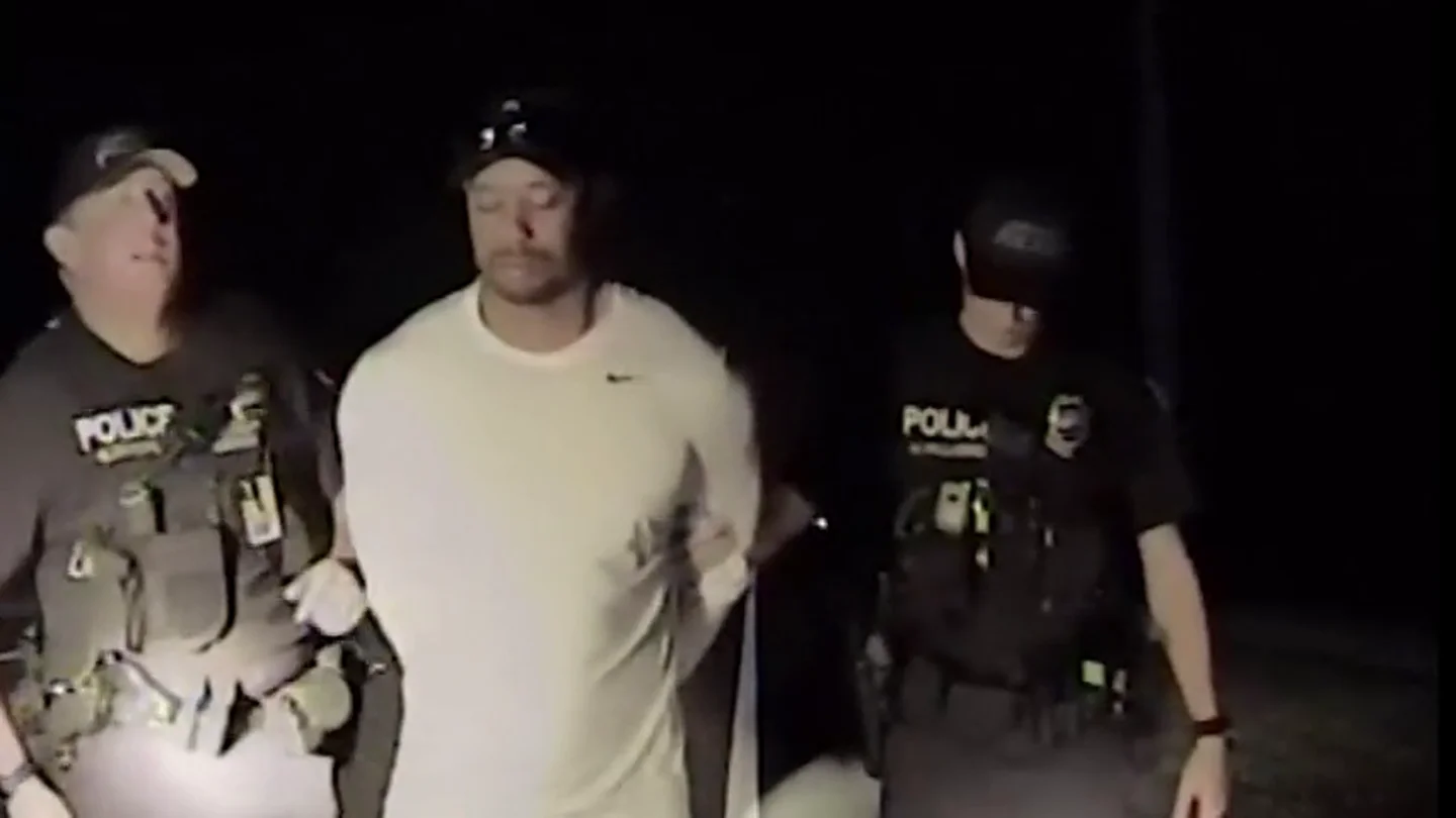 Frame 13.542838 de: El vídeo de la detención de Tiger Woods: aturdido, descalzo, sin contestar a los agentes... Frame 13.542838 de: El vídeo de la detención de Tiger Woods: aturdido, descalzo, sin contestar a los agentes...