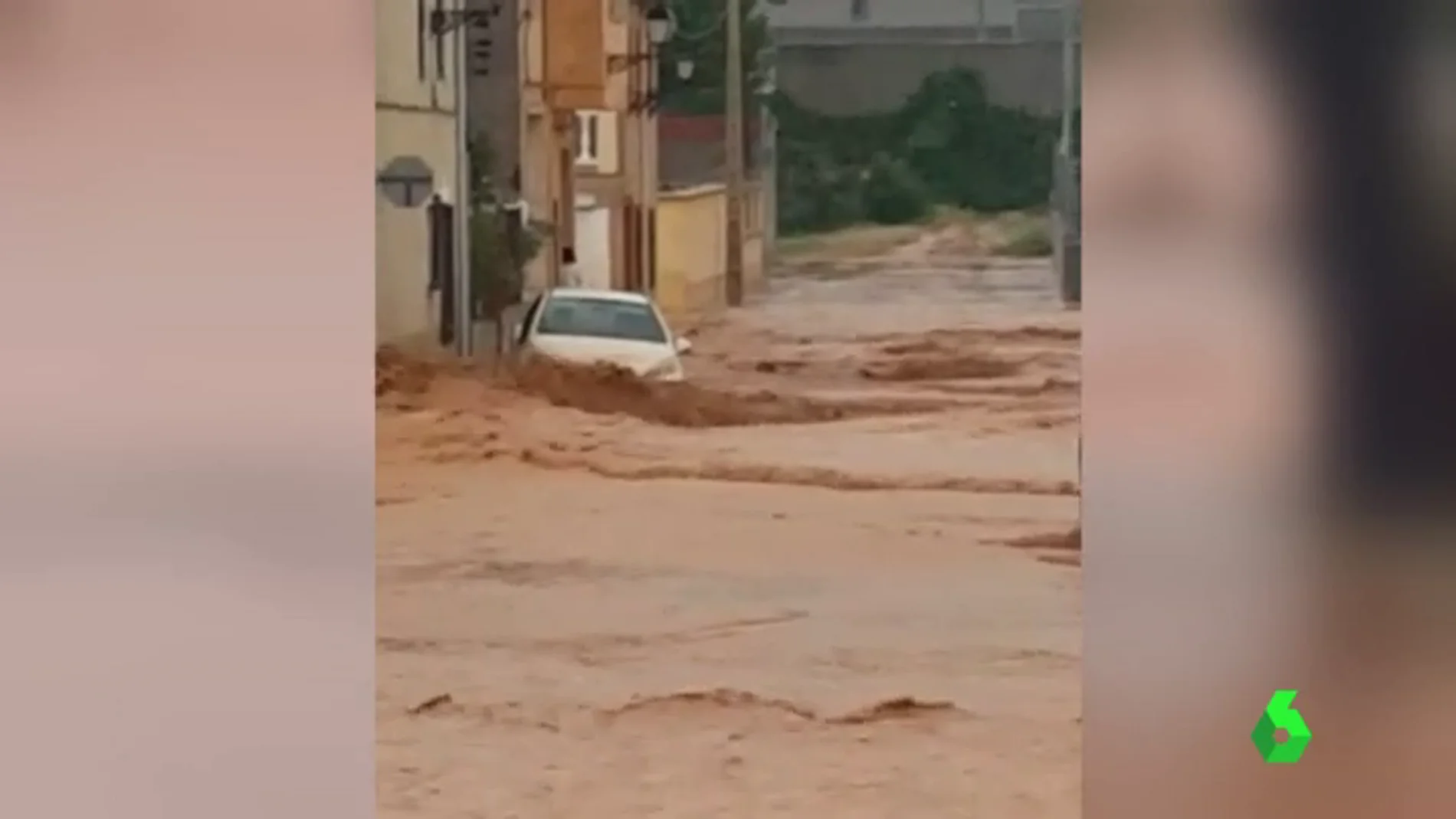Coche inundado en Minglanilla