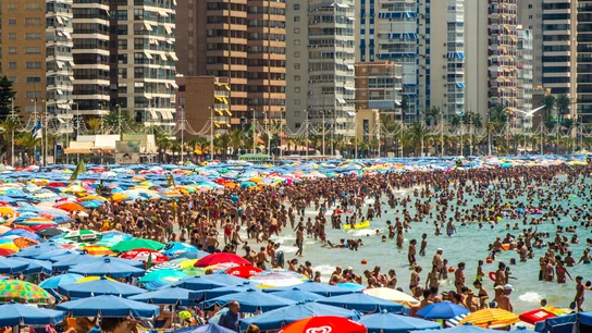 Playa de Benidorm en temporada alta Sinpas con tarjeta, nueva estafa a los hoteles