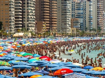 Playa de Benidorm en temporada alta Playa de Benidorm en temporada alta