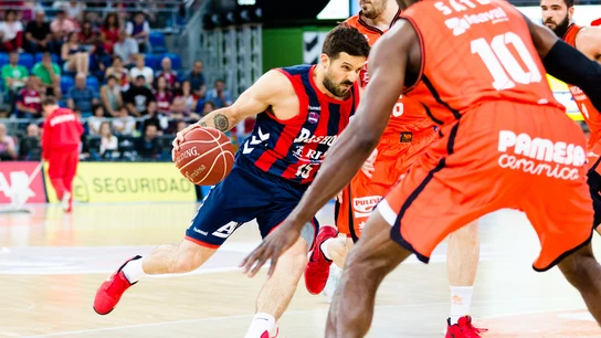 Laprovittola entra a canasta ante la defensa del Valencia Basket Laprovittola entra a canasta ante la defensa del Valencia Basket