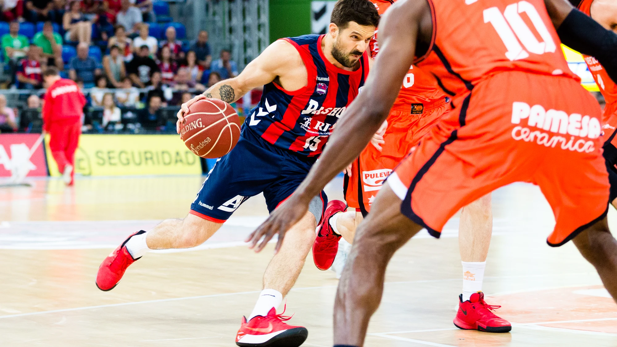 Laprovittola entra a canasta ante la defensa del Valencia Basket