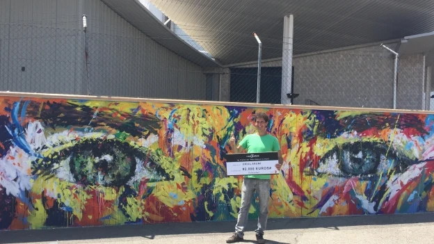 El ganador de 'Está en tu mano' pinta el mural exterior de Atresmedia