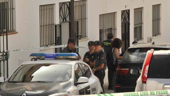 Agentes de la Guardia Civil en la puerta de la casa del barrio bajo de Arcos de la Frontera 