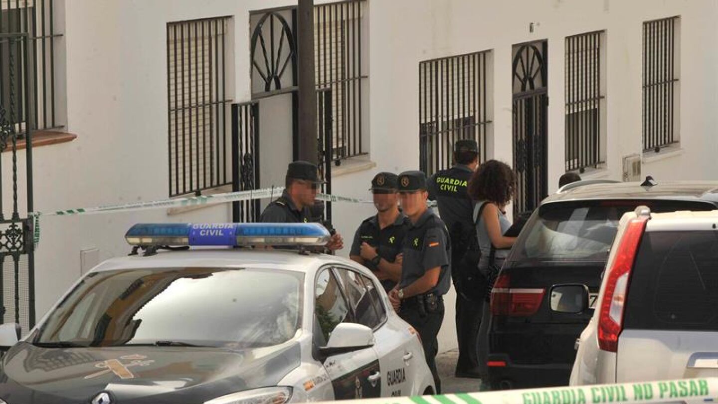 Agentes de la Guardia Civil en la puerta de la casa del barrio bajo de Arcos de la Frontera 