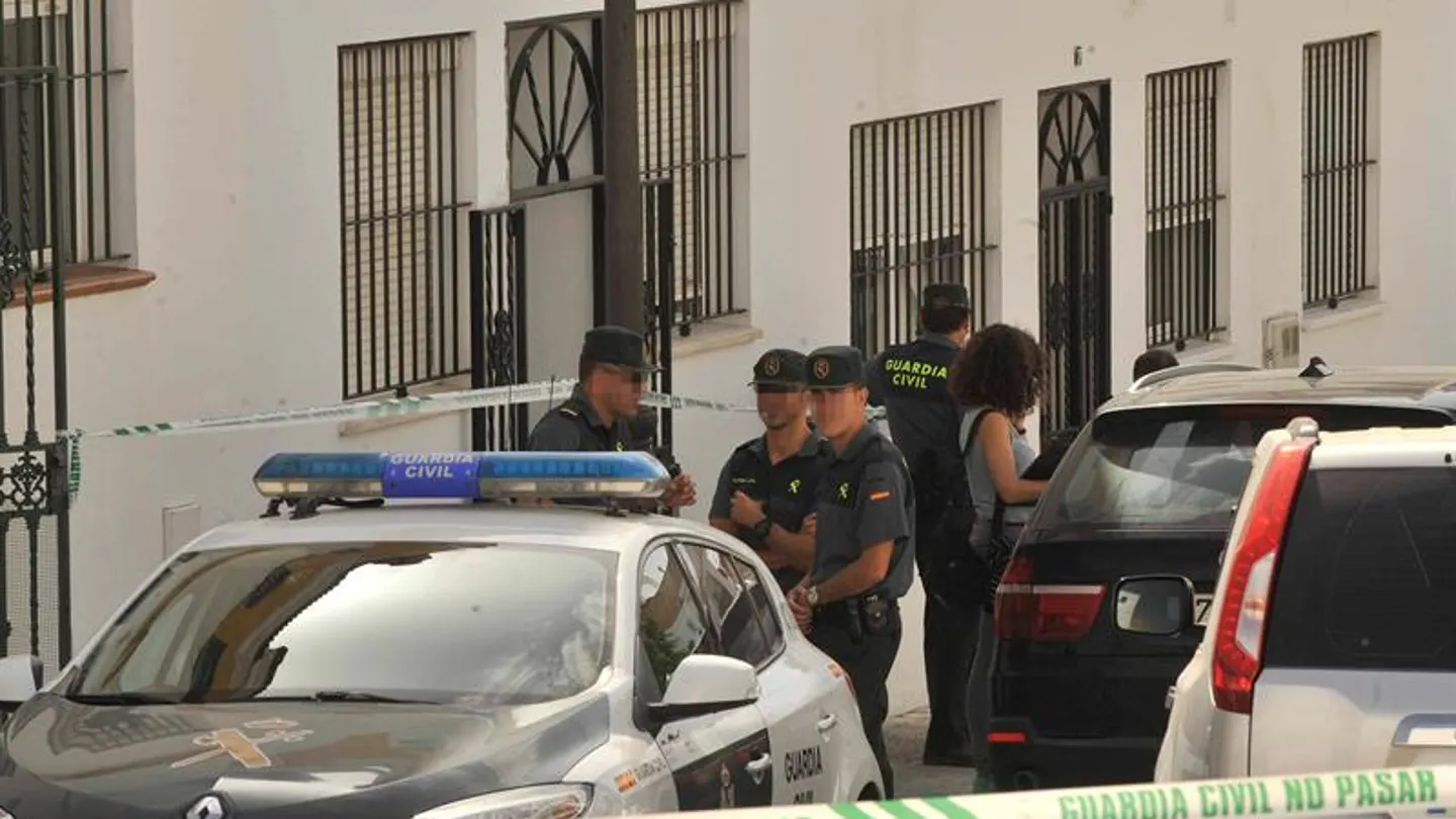 Agentes de la Guardia Civil en la puerta de la casa del barrio bajo de Arcos de la Frontera Agentes de la Guardia Civil en la puerta de la casa del barrio bajo de Arcos de la Frontera