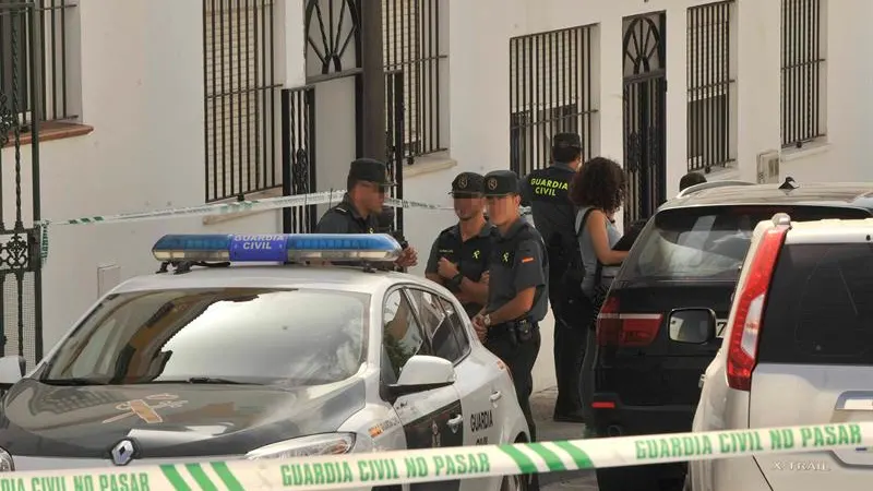 Agentes de la Guardia Civil en la puerta de la casa del barrio bajo de Arcos de la Frontera Agentes de la Guardia Civil en la puerta de la casa del barrio bajo de Arcos de la Frontera