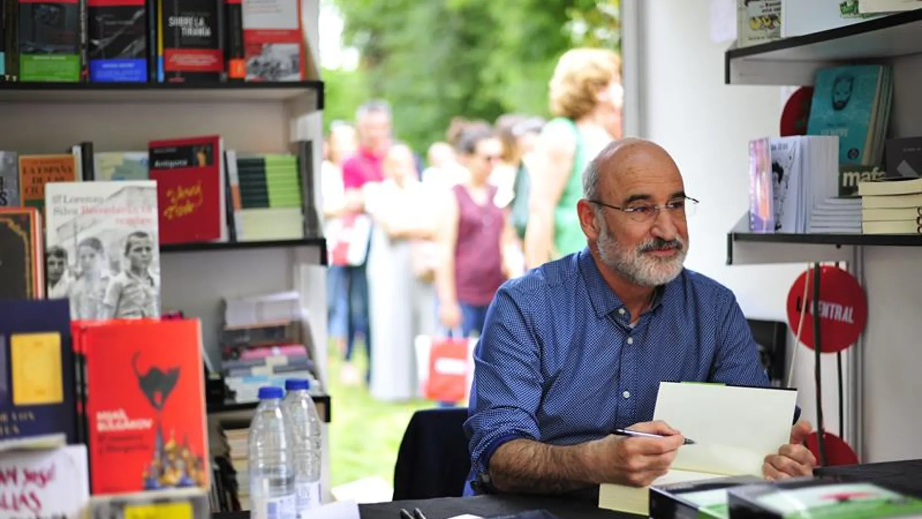 Fernando Aramburu firmando ejemplares de 'Patria' en la Feria del Libro de Madrid